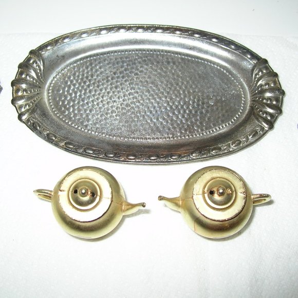 Vintage Assortment ~ Salt & Pepper Shaker, Rabbit, & OLD Tray ALL NICE!!! - Picture 3 of 8